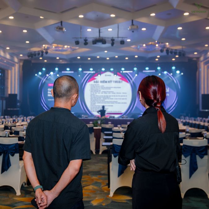 Đạo diễn sự kiện điều phối toàn bộ hiệu ứng, âm thanh, ánh sáng và kịch bản theo đúng timeline