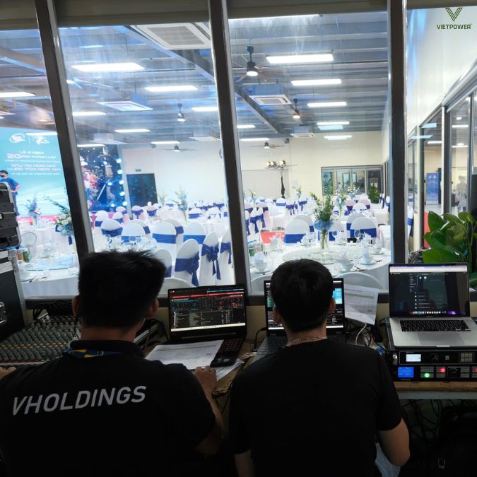 Đạo diễn chương trình doanh nghiệp tập trung vào sự kiện nội bộ, lễ kỷ niệm,...