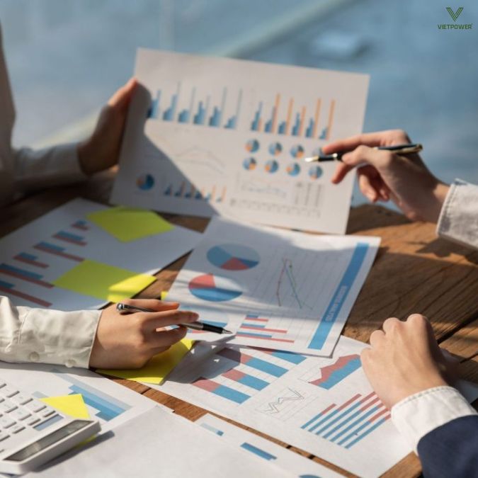 Đạo diễn tiếp nhận toàn bộ thông tin cơ bản về sự kiện