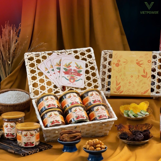 Một giỏ quà gồm bánh mứt, trà ngon, cà phê hoặc hạt dinh dưỡng luôn là lựa chọn an toàn và tinh tế