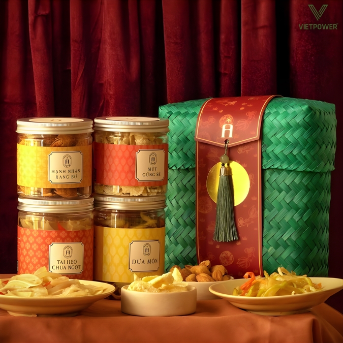 Các loại bánh quy, mứt Tết được đóng hộp sang trọng rất phù hợp khi biếu họ hàng, gia đình