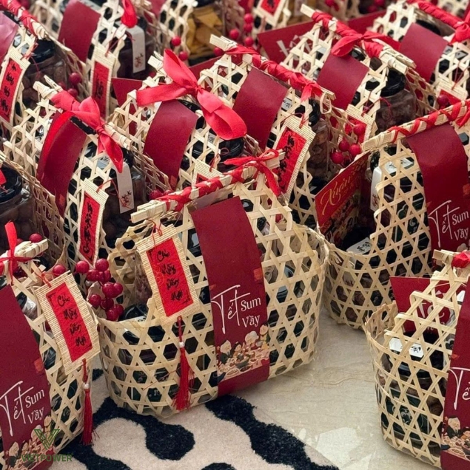 Đi tất niên tặng gì? Nguyên tắc chọn quà phù hợp