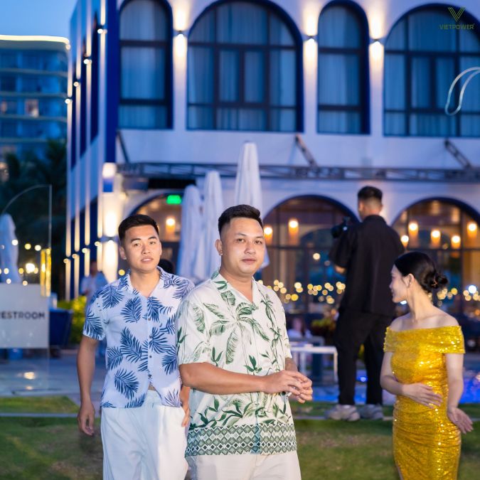 Hình ảnh lễ tân đứng đón khách tại khu vực cổng chào