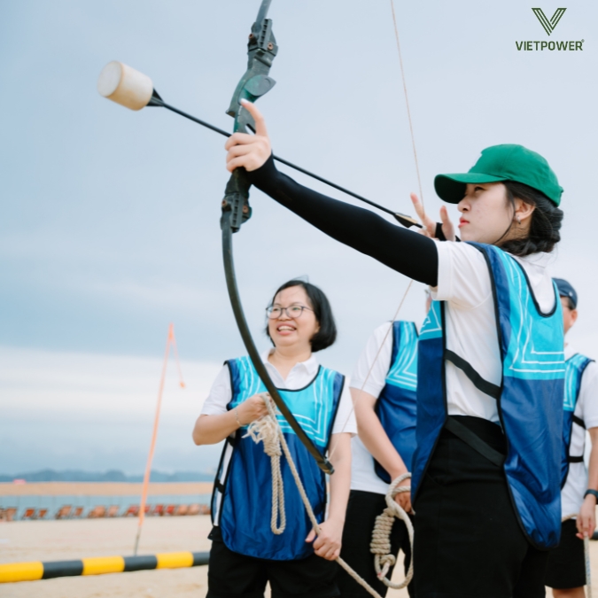 Tổ chức team building tại bãi biển mang đến không gian rộng mở, vui nhộn và đầy năng lượng