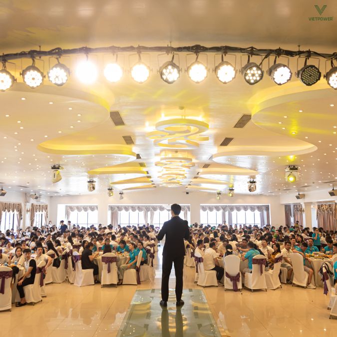 MC nêu mục đích buổi gala, giúp khách hiểu ý nghĩa của sự kiện