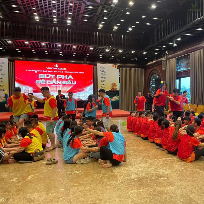 Sự kiện team building được tổ chức trong hội trường