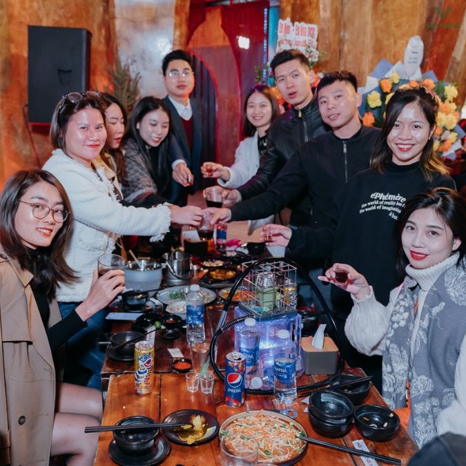 Lời chúc tất niên bạn bè thường mang cảm giác thoải mái, chân thật và dí dỏm