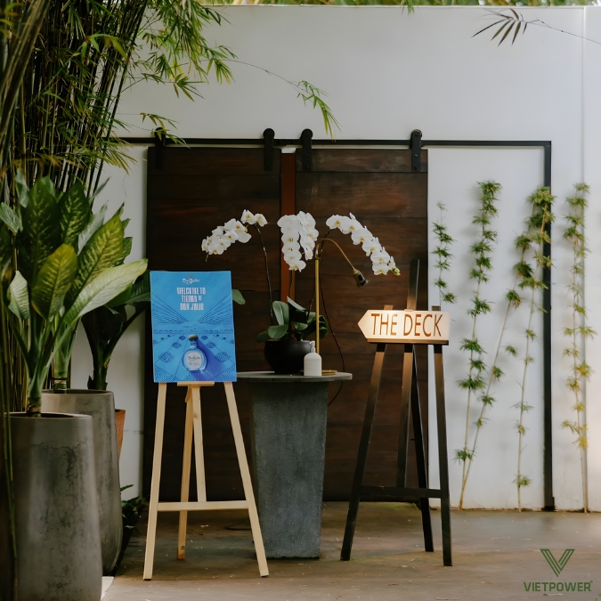 The Deck Saigon nổi tiếng với không gian ven sông Sài Gòn, view thoáng đãng và không khí thư giãn