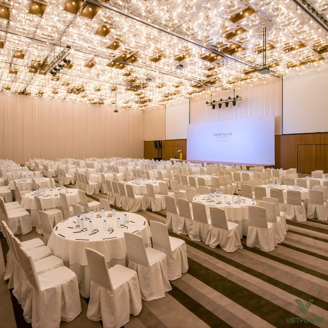 White Palace nổi bật với không gian rộng lớn, kiến trúc sang trọng và trang thiết bị hiện đại