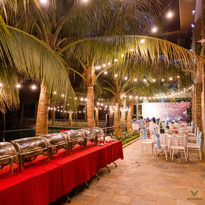 Gala BBQ ngoài trời tạo không khí thân mật cho buổi tiệc