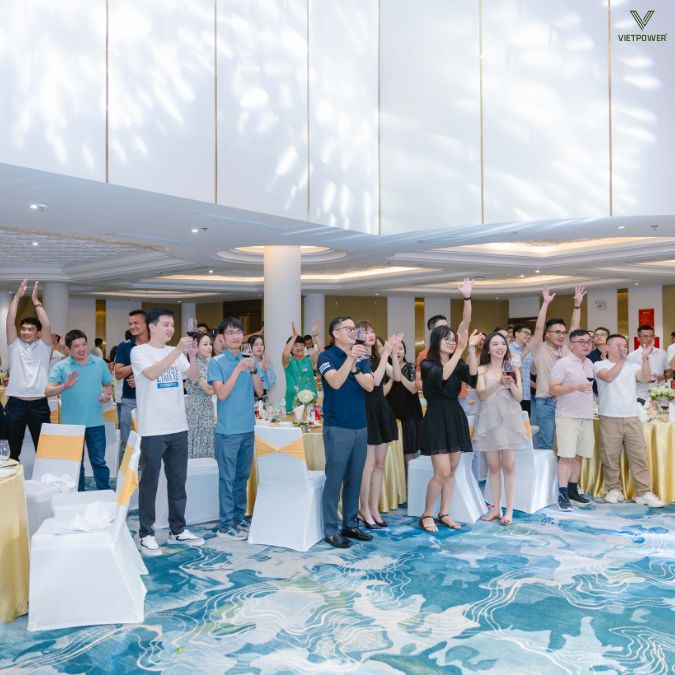 Gala dinner chủ đề biển nhẹ nhàng với màu xanh – trắng làm chủ đạo