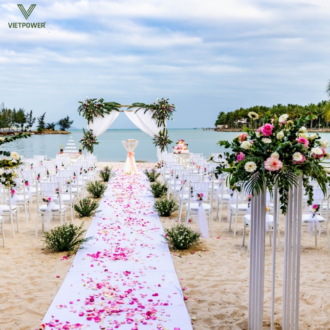 Diamond Bay là một trong những khu resort sở hữu không gian tổ chức gala ngoài trời