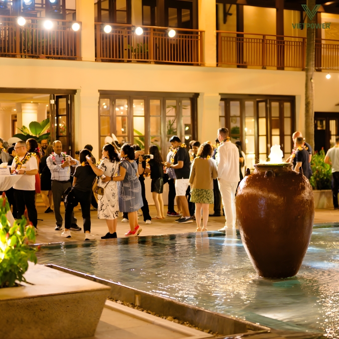 Không khí tropical giúp bữa tiệc trở nên hào hứng và giàu năng lượng