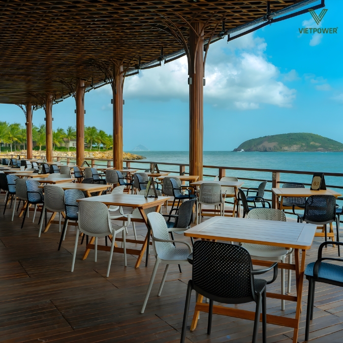 Bãi biển riêng và hồ bơi nước biển lớn nhất Nha Trang khiến không gian sự kiện trở nên sang trọng