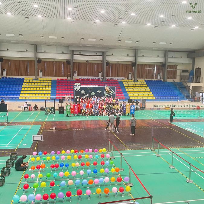 Team building vận động trong nhà thi đấu