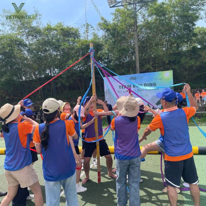 Team building tạo môi trường để mọi người trao đổi, chia sẻ ý tưởng và tăng sự giao tiếp