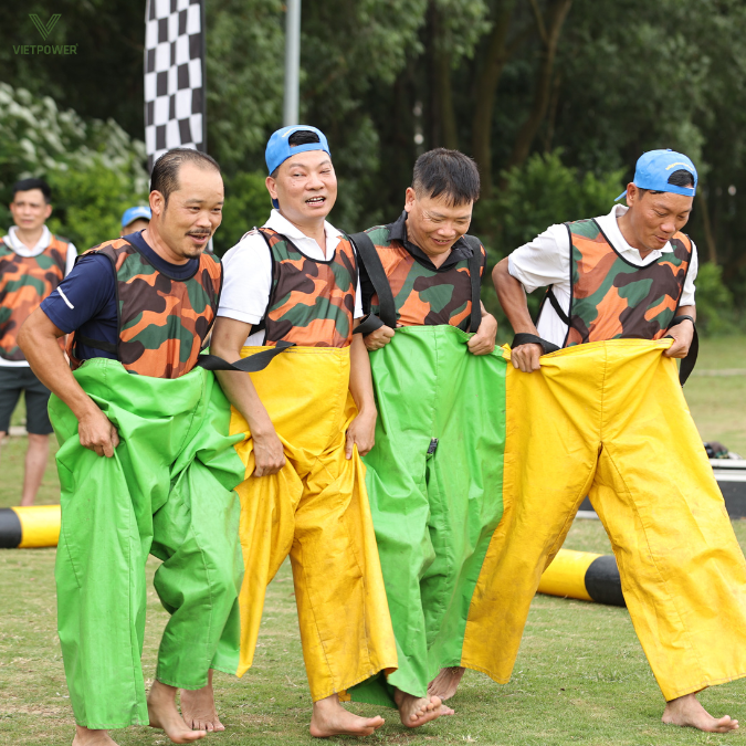 Dựa vào độ tuổi, thể lực và kỹ năng của nhân viên để chọn hình thức team building