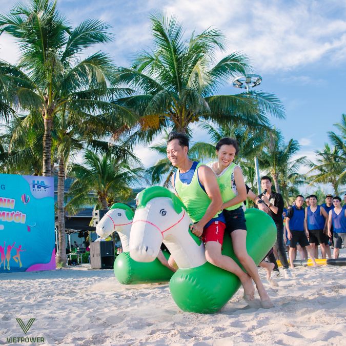 Team building bãi biển tạo cảm giác thư giãn, vui vẻ và thoải mái nhờ không gian mở