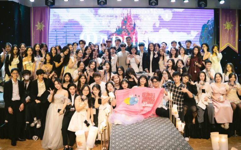 Tiệc tất niên mặc gì? Gợi ý trang phục đẹp – sang – phù hợp mọi concept