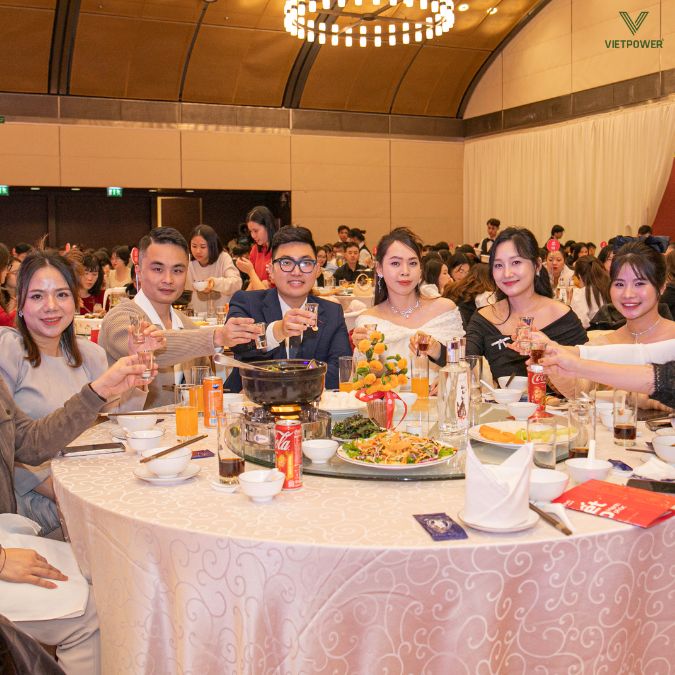 Hiểu rõ tính chất buổi tiệc giúp bạn chọn trang phục phù hợp