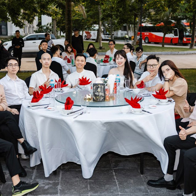 Tiệc sân vườn được lựa chọn do giữ được sự gần gũi với thiên nhiên