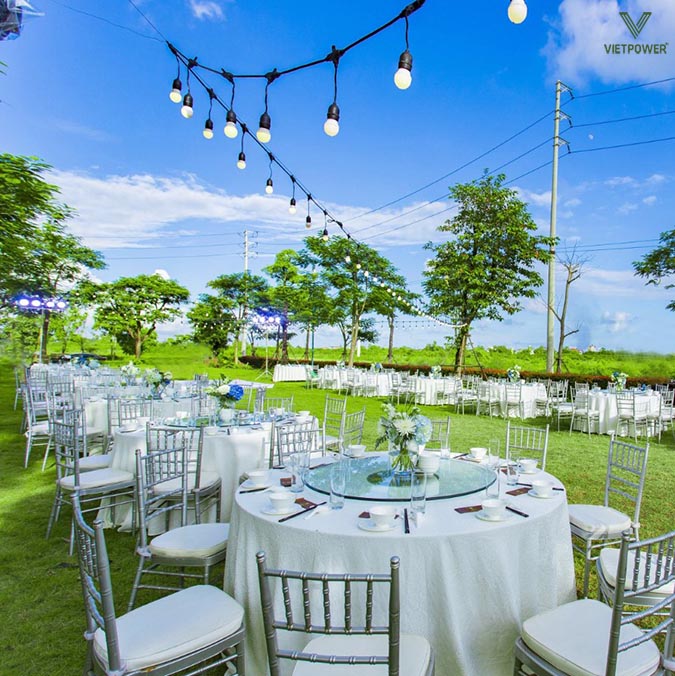 Bãi cỏ trong khuôn viên resort để kết hợp tiệc tất niên với chuyến nghỉ dưỡng cuối năm