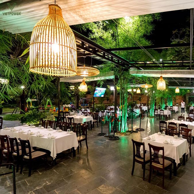 Tổ chức tiệc tất niên tại khu vực sân vườn của nhà hàng để có dịch vụ chuyên nghiệp