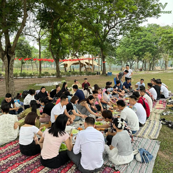 Tiệc picnic là một lựa chọn nhẹ nhàng và thường kết hợp các hoạt động vui chơi đơn giản