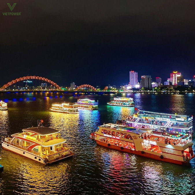 Sông Hàn có view cầu Rồng và thành phố về đêm, là địa điểm lý tưởng cho tiệc vừa và nhỏ