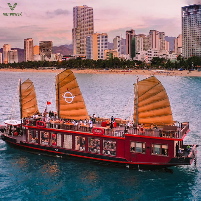 Vịnh Nha Trang nổi tiếng với biển xanh, bãi cát đẹp và du thuyền lớn tiện nghi