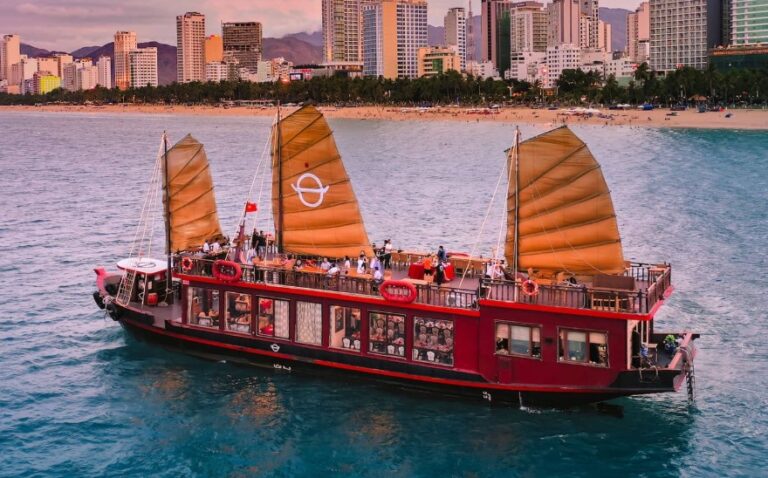 Tiệc tất niên trên du thuyền: Xu hướng tổ chức sang trọng dành cho doanh nghiệp