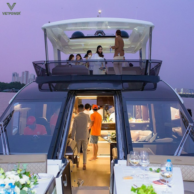 Du thuyền mini phù hợp cho nhóm 10–20 khách, tập trung vào sự riêng tư