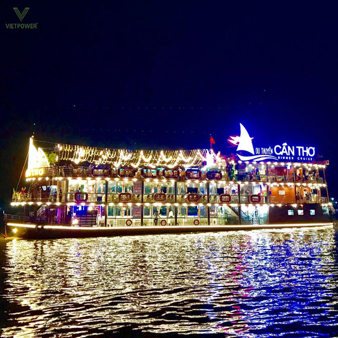 Du thuyền nhà hàng là lựa chọn kết hợp giữa thưởng thức ẩm thực và ngắm cảnh