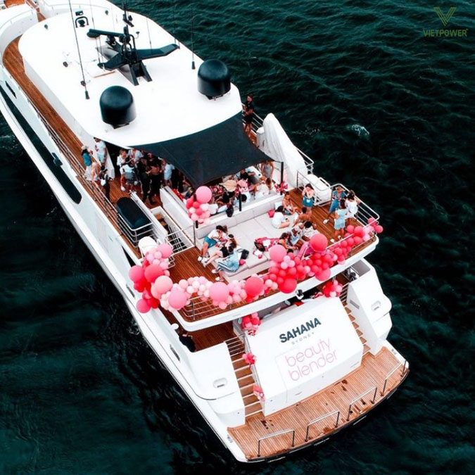 Du thuyền tiệc (event boat) được thiết kế dành riêng cho tổ chức sự kiện