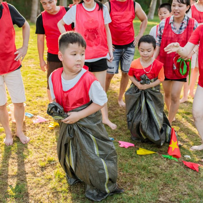 Tổ chức team building cho trẻ em ngoài trời, khu vui chơi