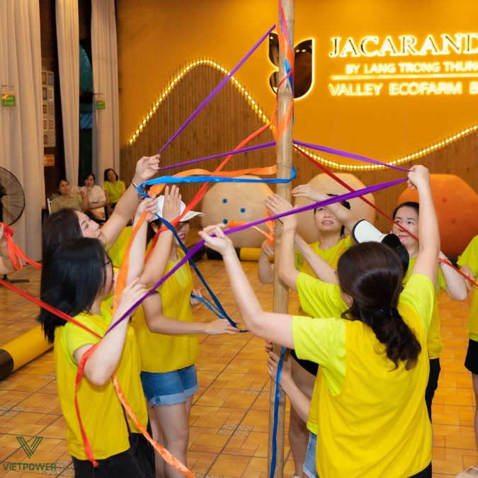 Tổ chức team building resort trong nhà tại phòng hội nghị