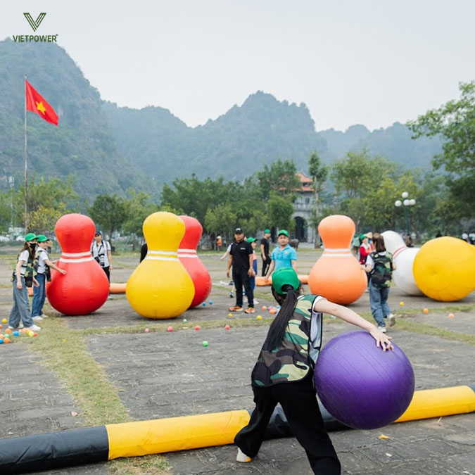 Lăn bóng khổng lồ trúng đích
