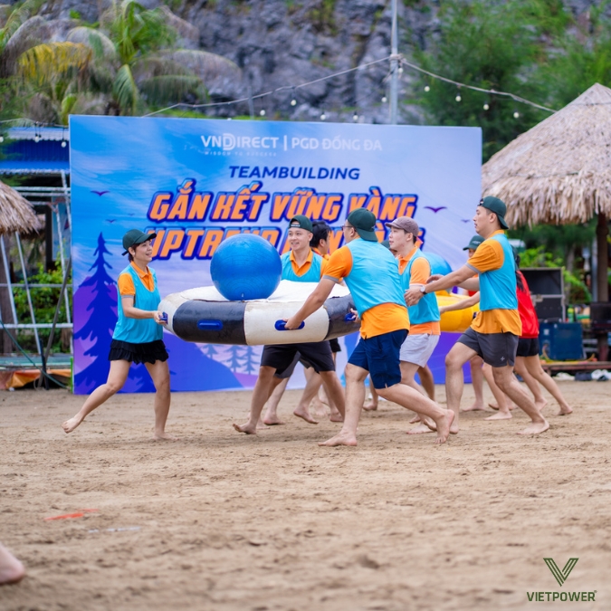 Không khí chương trình nhanh chóng bùng nổ khi các đội bước vào thử thách vận động