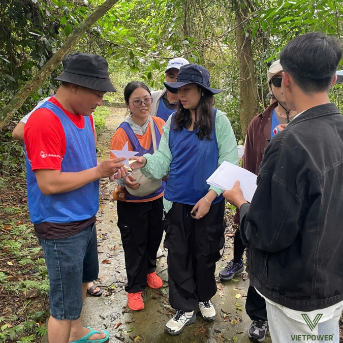 Mỗi đội nhận một mật thư đầu tiên chứa manh mối dẫn đến trạm kế tiếp