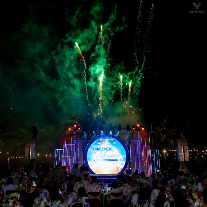 Các trung tâm tổ chức biểu diễn chuyên nghiệp được trang bị hệ thống  âm thanh - kĩ thuật hiện đại