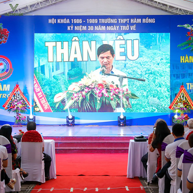 Đại diện Ban liên lạc lớp chia sẻ cảm xúc và lý do tổ chức buổi gặp mặt đầy ý nghĩa này