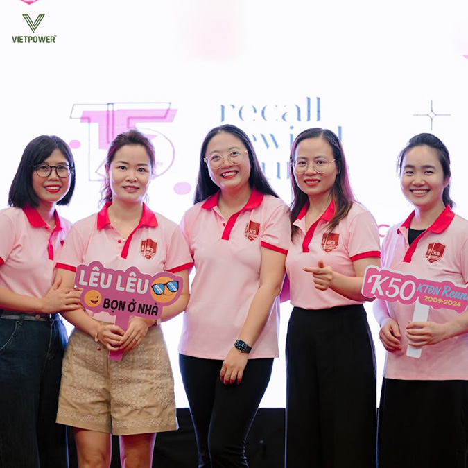 Đêm Gala Dinner họp lớp là điểm nhấn cảm xúc của cả hành trình ngày trở về