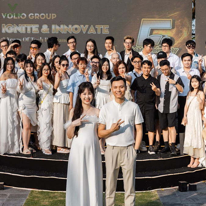 Mời khách mời chụp ảnh tập thể tại backdrop