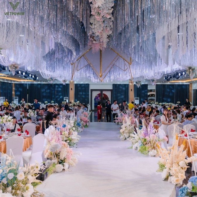 Phòng tiệc hoặc khuôn viên resort được thiết kế hiện đại, tạo nên bầu không khí lịch sự và đẳng cấp cho sự kiện