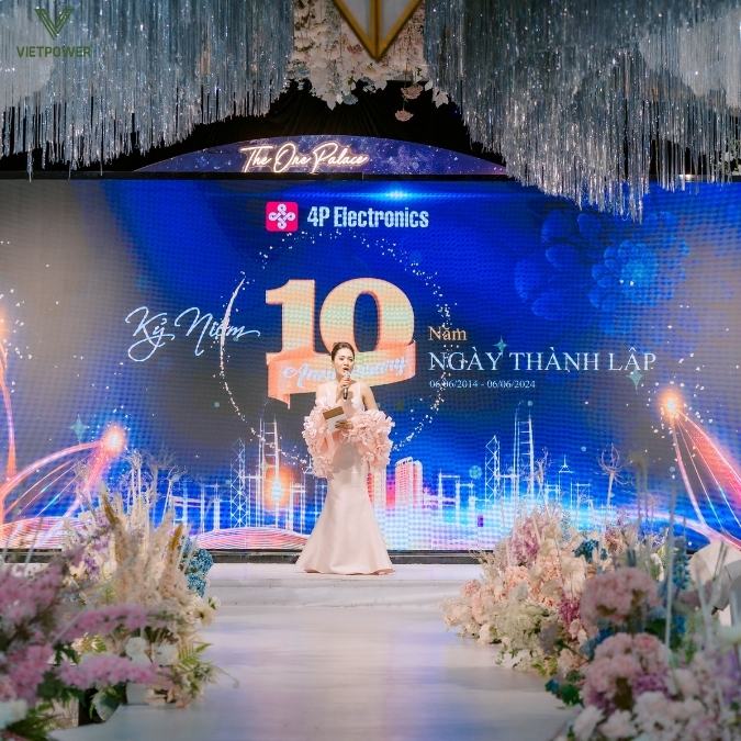 Sự kết hợp giữa MC và các tiết mục biểu diễn giúp chương trình trở nên sinh động và thu hút sự tham gia của khách mời