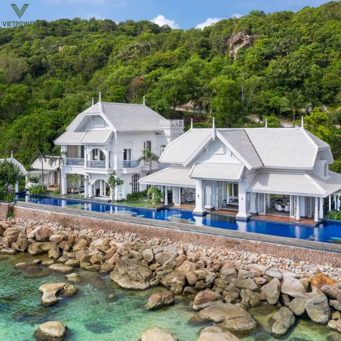 Các bãi biển hoặc resort ven biển mang đến không gian thoáng đãng