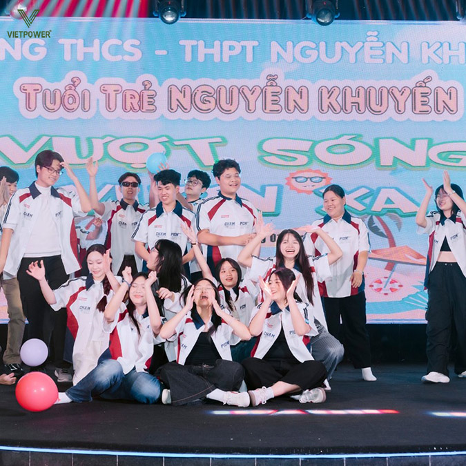 Toàn bộ học sinh và thầy cô cùng chụp ảnh kỷ niệm trên sân khấu