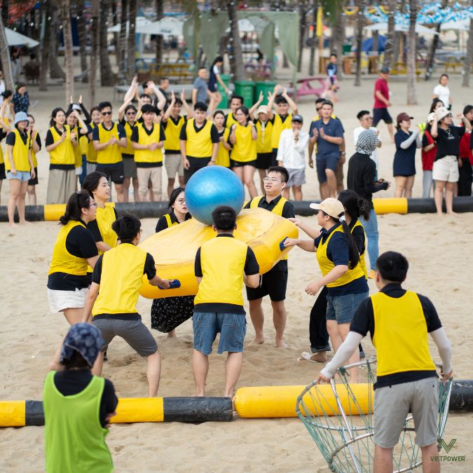 Trò chơi bàn tâng bóng yêu cầu sự tập trung và điều tiết lực tay đồng đều 