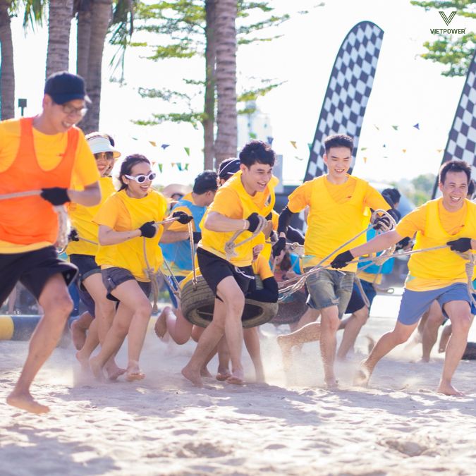 Thử thách kéo lốp đề cao sức mạnh thể chất và sự bền bỉ của đội ngũ