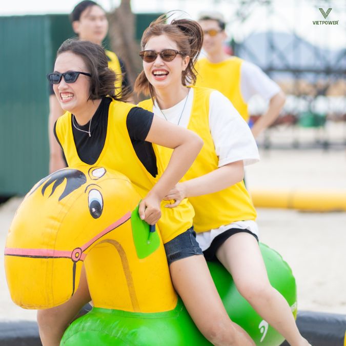 Cuộc đua ngựa hơi mang lại tiếng cười sảng khoái cho những người tham gia